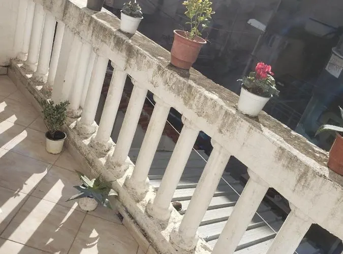 Oakland Hostel Τίρανα