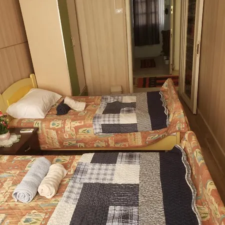 Oakland Hostel *