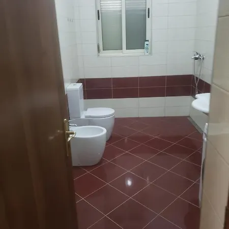 Vandrerhjem Oakland Tirana