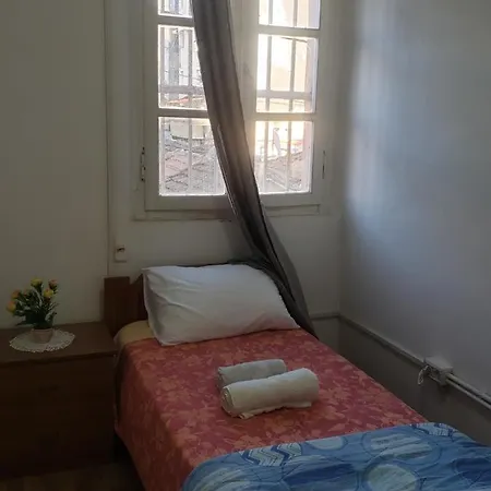 Oakland Hostel *