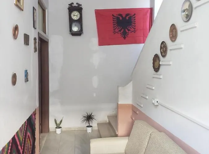 Oakland Hostel Τίρανα